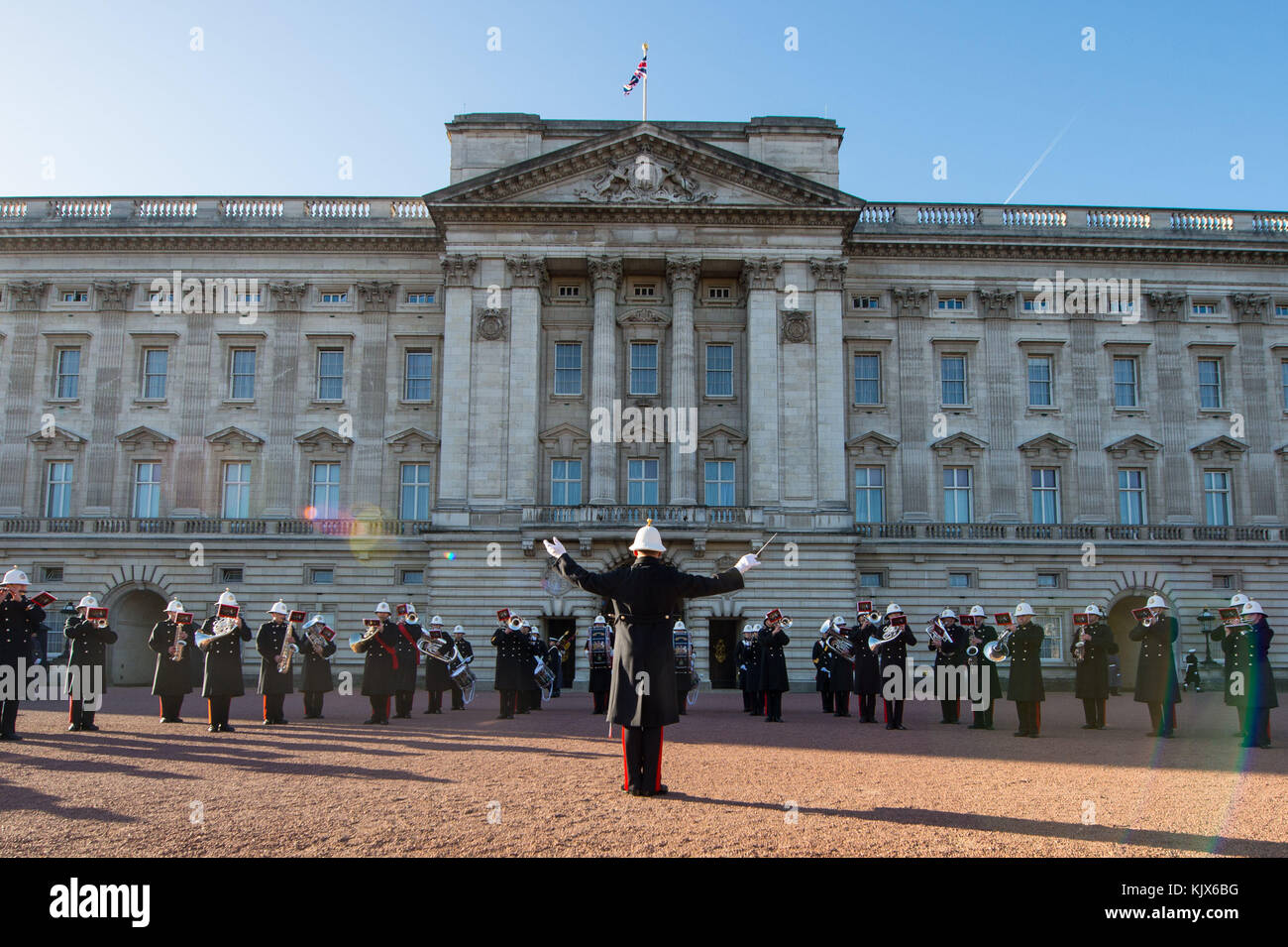 I marinai della Royal Navy eseguono la cerimonia del Cambio della Guardia a Buckingham Palace, Londra, per la prima volta nei suoi 357 anni di storia. Foto Stock