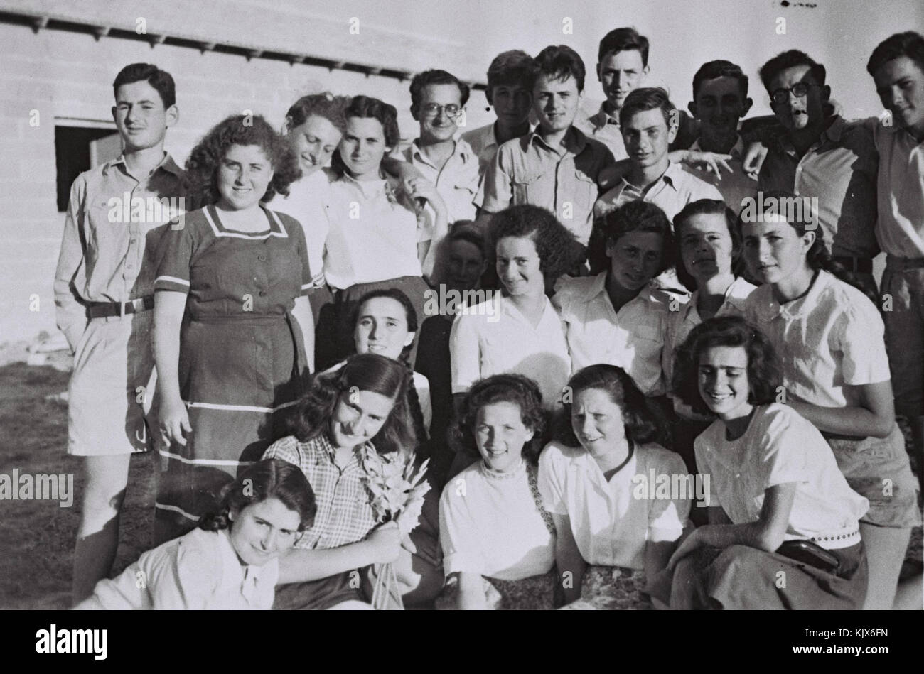 YITZHAK NAVON (riga superiore centrale con occhiali), insegnante presso il BEIT HAKEREM SCUOLA SECONDARIA a Gerusalemme con un gruppo di suoi allievi di un lavoro estivo CAMD679 117 Foto Stock