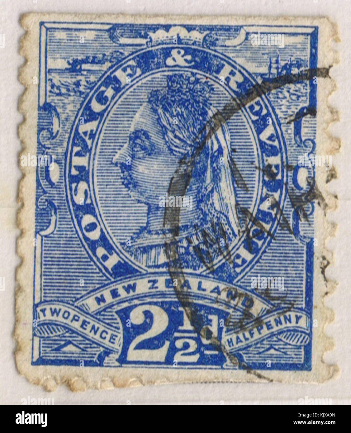 Questo francobollo del 1882 presenta la Regina Vittoria nella variante di colore blu della denominazione da 2 pence, un pezzo notevole nella storia filatelica. Foto Stock