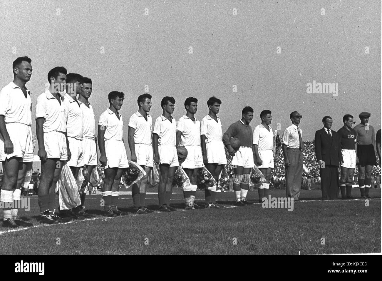 Questa immagine si riferisce a una partita di calcio del 1956 in Israele, con giocatori di Ramat Gan. L'illustrazione raffigura una partita di calcio con atleti in azione, catturando la cultura sportiva del tempo. Foto Stock