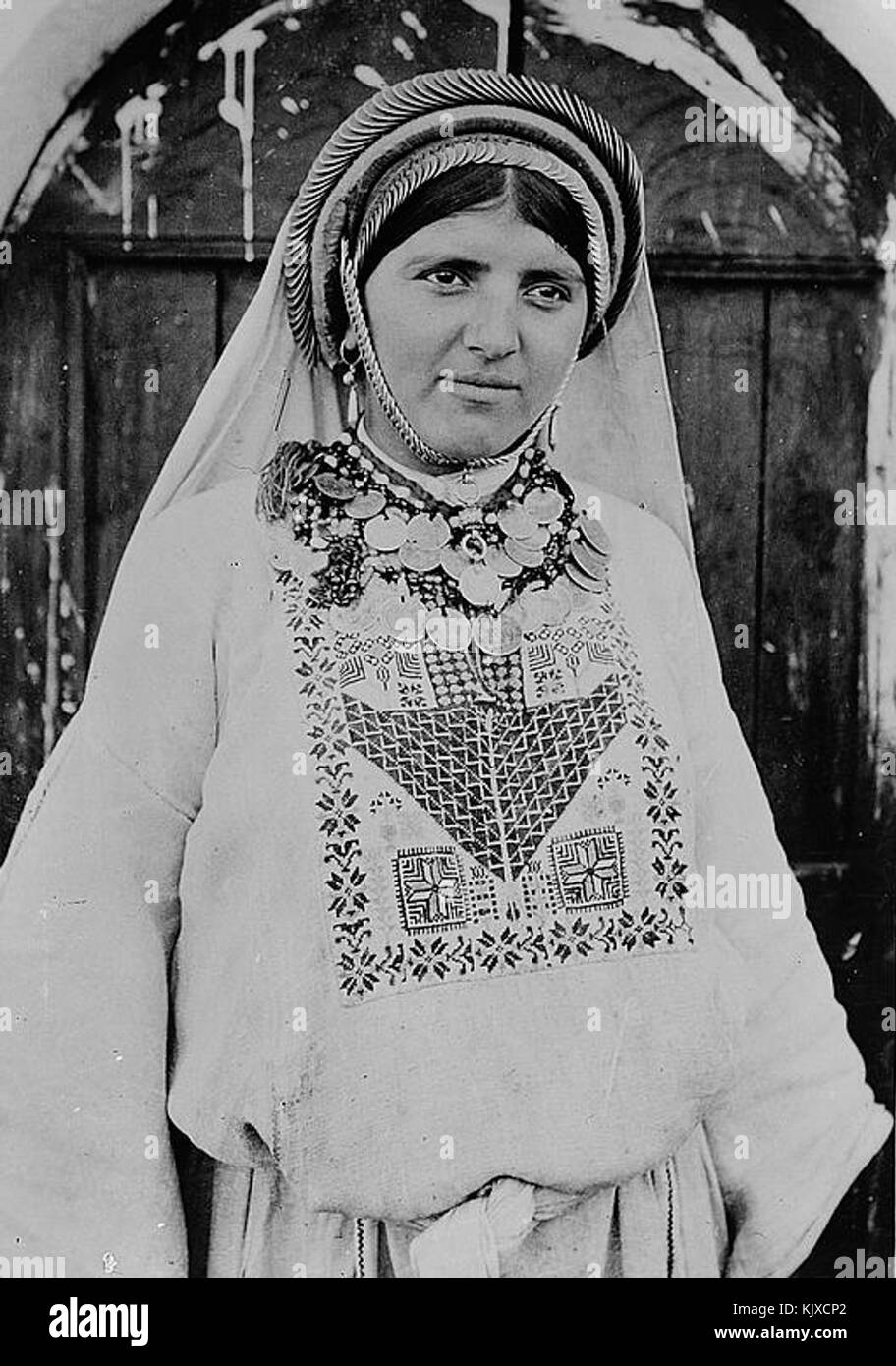 Una rappresentazione di costumi tradizionali Ramlah, che mostrano il distinto abbigliamento culturale indossato dalla gente di Ramlah, che riflette la moda regionale e il patrimonio culturale. L'immagine mette in risalto la maestria e i colori dei capi. Foto Stock