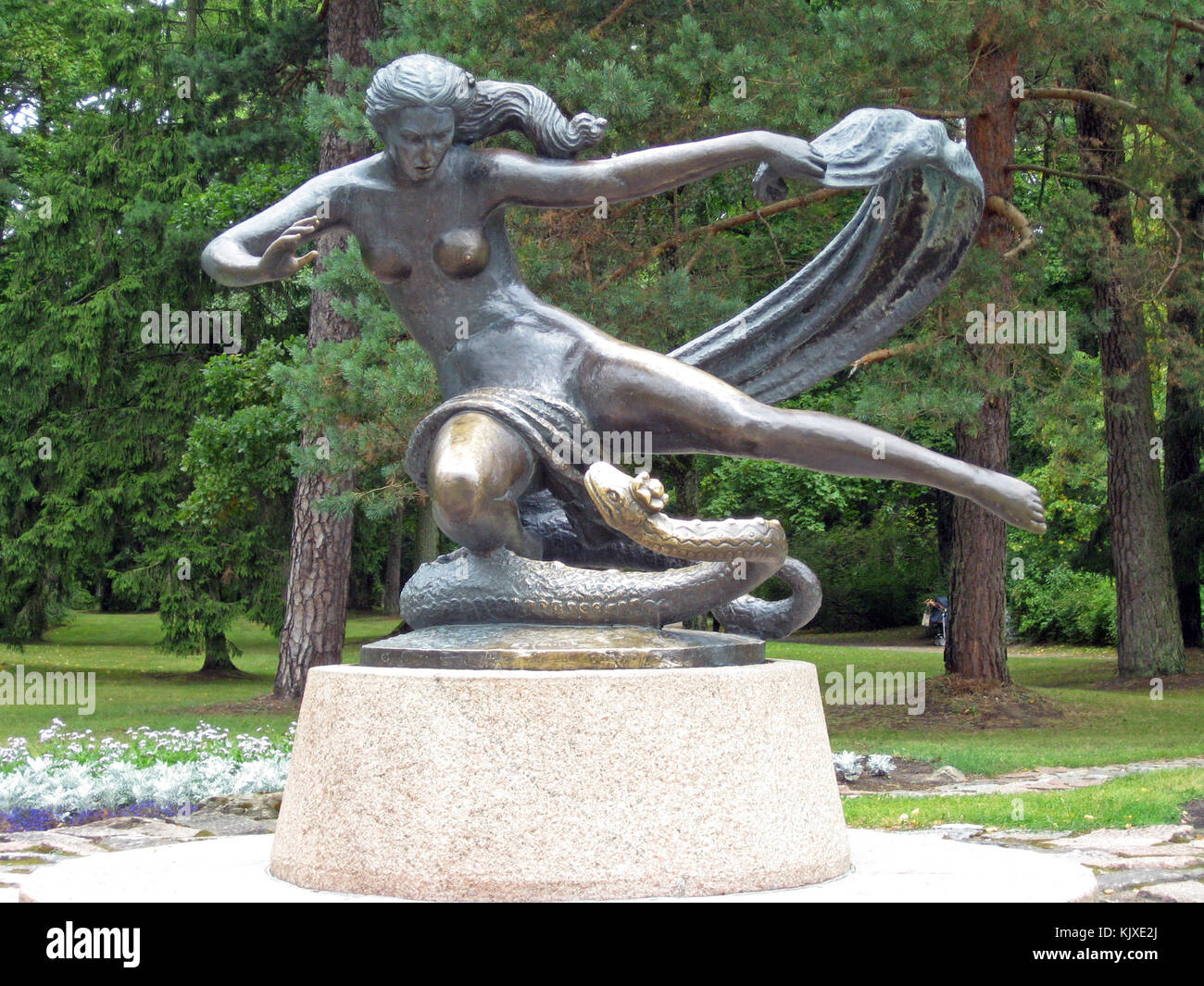 Palanga, Lituania - 12 agosto 2009: statua in bronzo di donna e Snake si trova nel parco comunale. Foto Stock