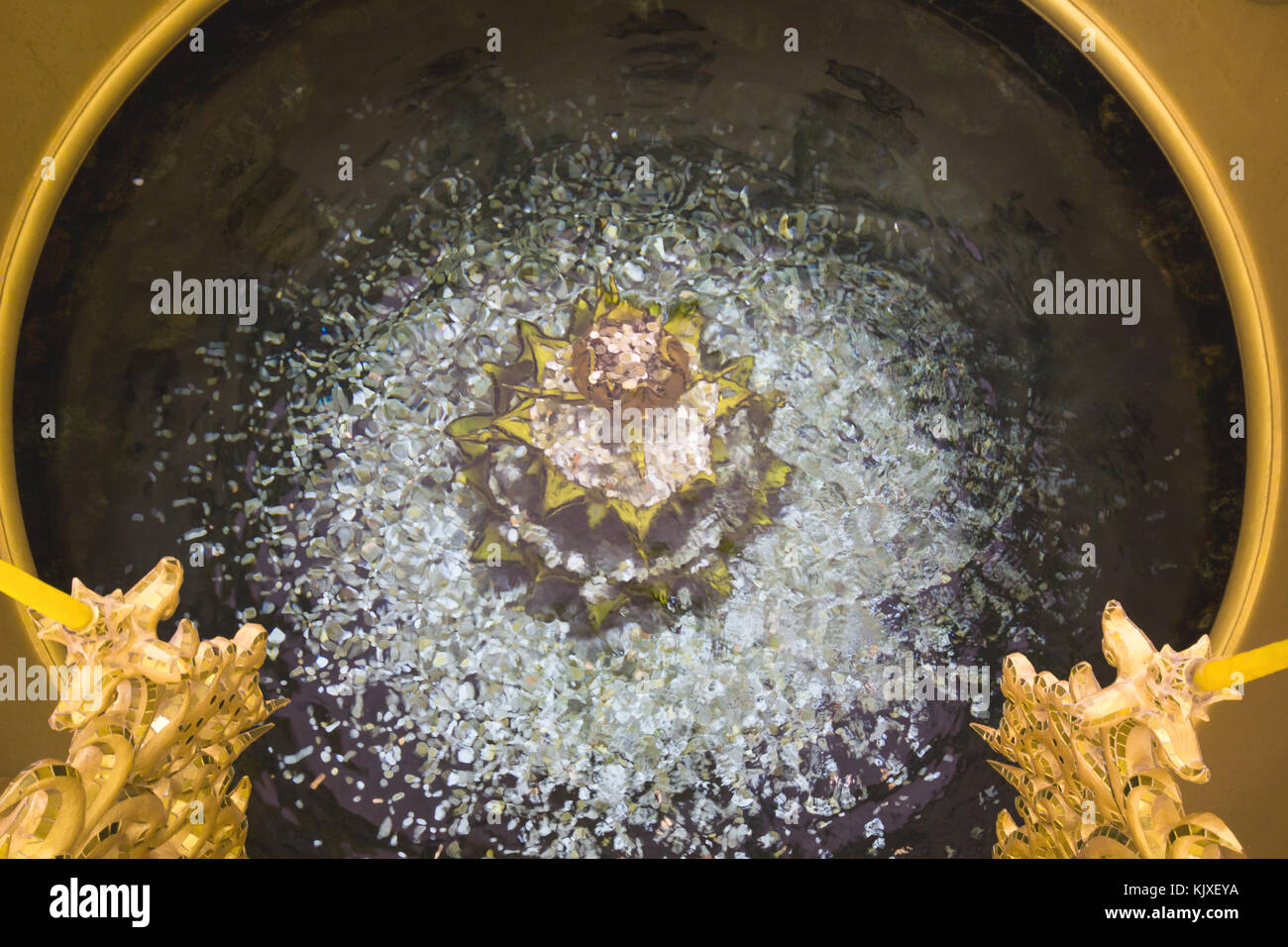 Un sacco di monete nel tempio stagno di acqua di stagno, con le monete nel tempio Tailandia per Foto Stock