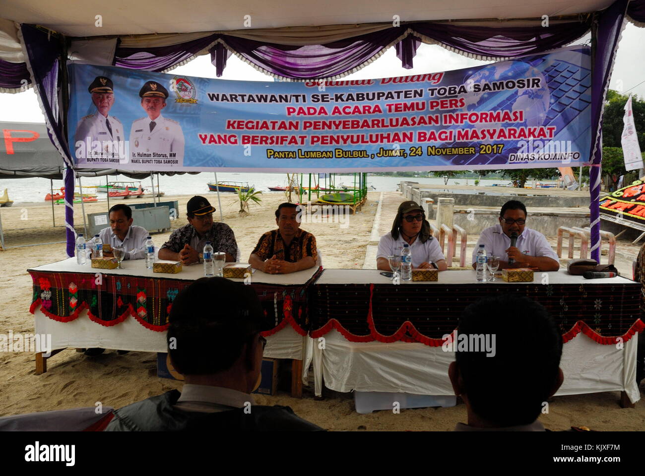 Balige nord di Sumatra, Indonesia. 24 nov, 2017. cerimonia di apertura internazionale di toba kayak marathon. Credito: sabirin manurung/Pacific press/alamy live news Foto Stock