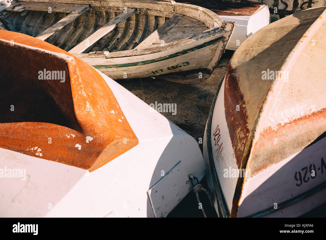 Vecchie barche da pesca sulla terra al giorno d'estate e di sole. Viaggi relax il concetto di sfondo. Foto Stock