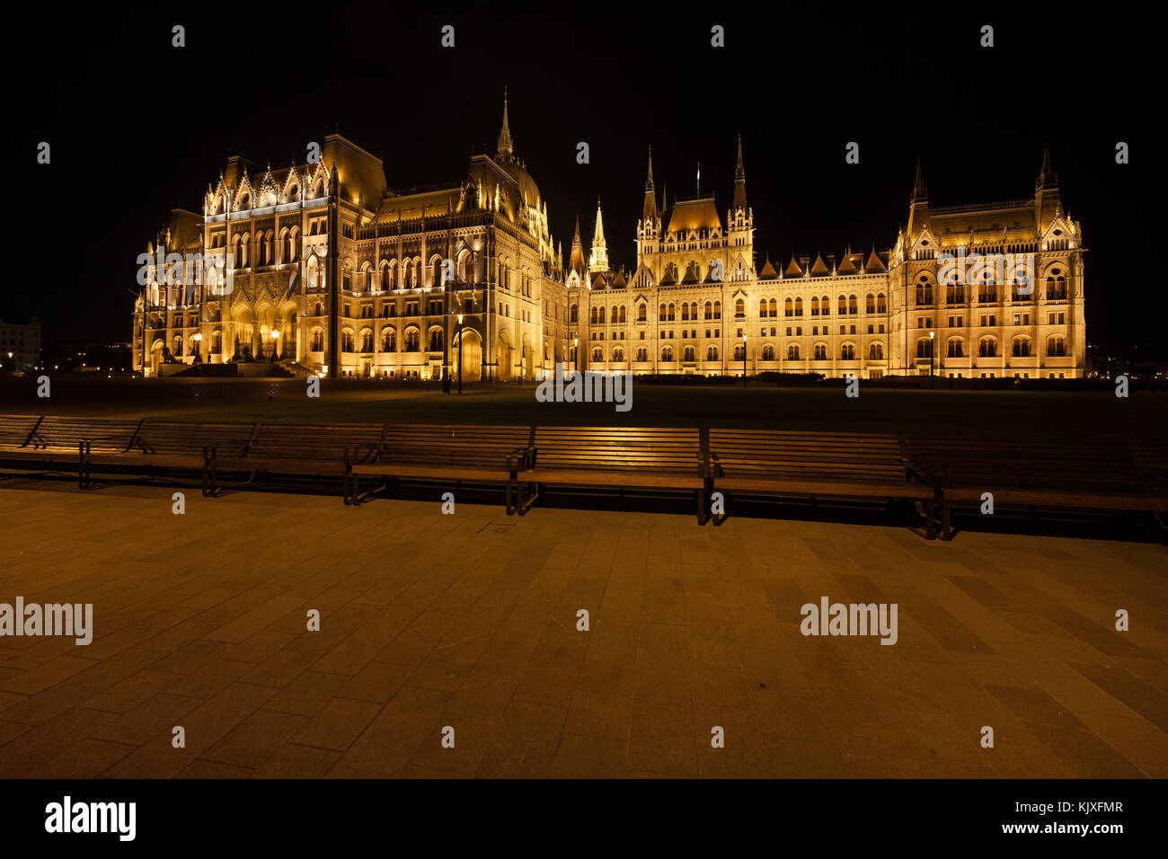 Parlamento ungherese illuminata anche di notte a budapest, Ungheria, vicolo con panchine su Kossuth Lajos square Foto Stock