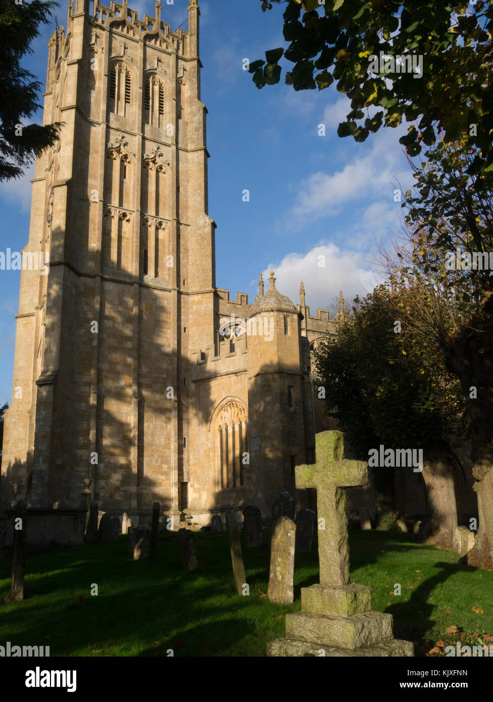 St James Church Chipping Camden Cotswolds Gloucestershire England Regno Unito con del xvii secolo i monumenti a locale facoltoso commerciante di seta Sir Battista Hicks Foto Stock