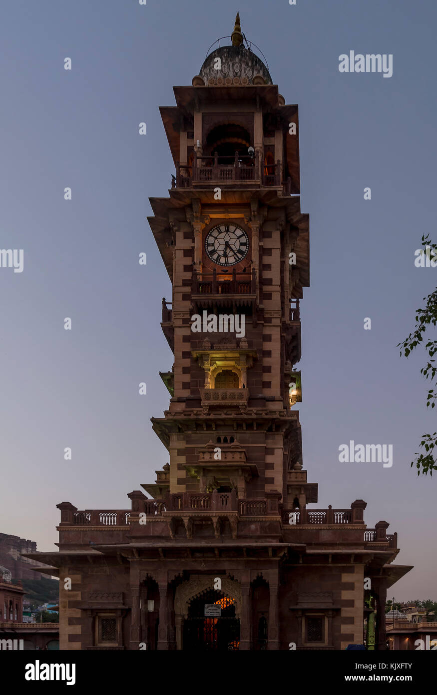 "Ghanta ghar', conosciuta anche come la torre dell orologio del Rajasthan, nella città indiana di Jodhpur, nella luce della sera Foto Stock