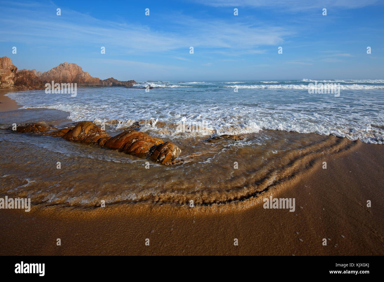 New Scenic 5 posti spiaggia sabbiosa con onde e cielo blu in una giornata di sole, sud africa Foto Stock
