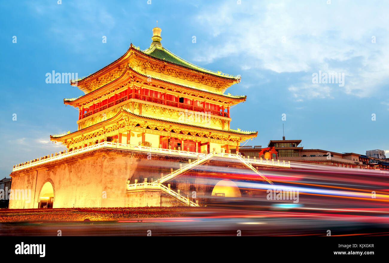 Xi'an , il punto di partenza dell'antica via della seta, bella torre campanaria di notte, Cina Foto Stock
