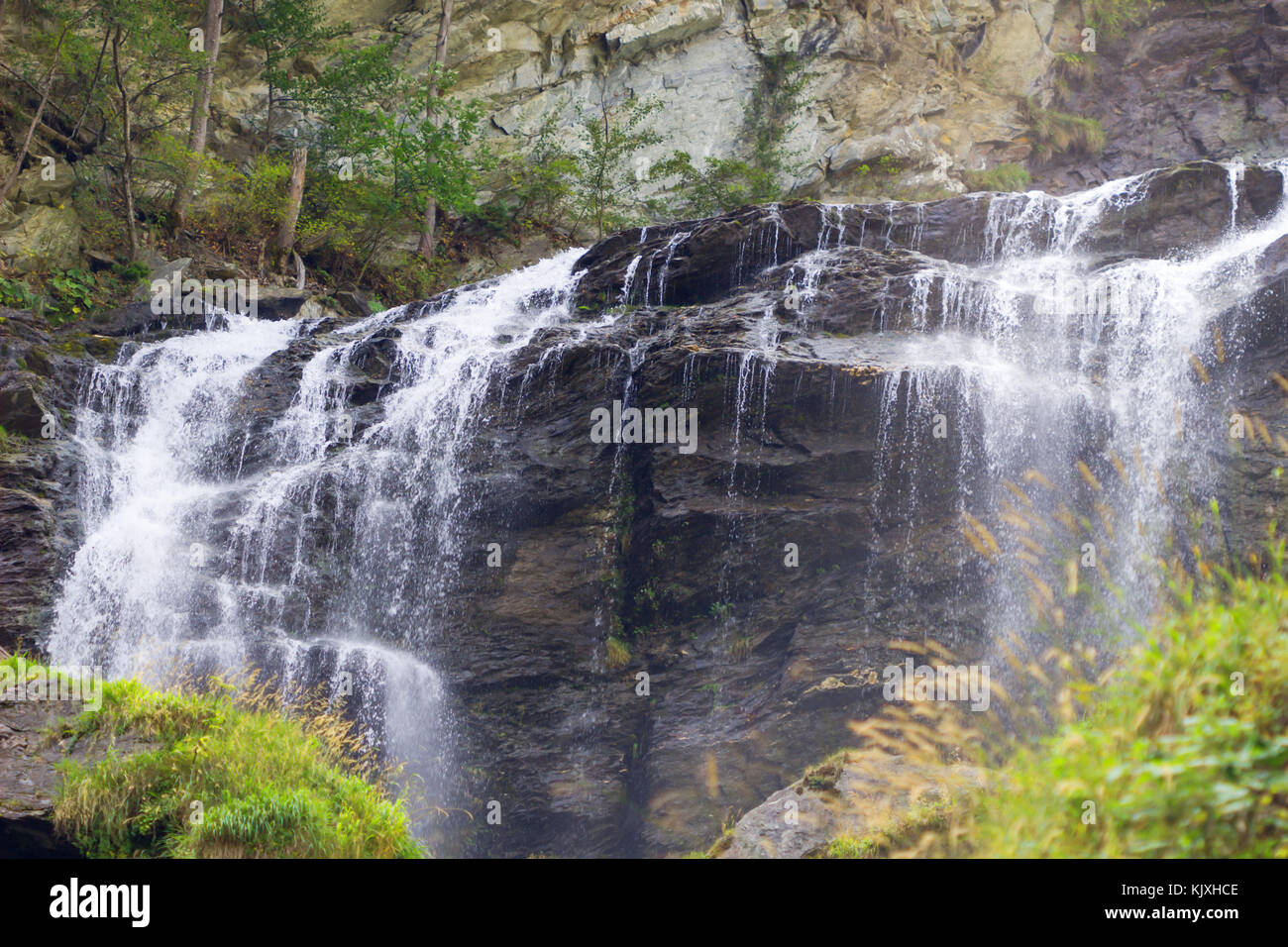 Cascata paesaggio di montagna, cascate nella giungla in sfondo naturale. Foto Stock