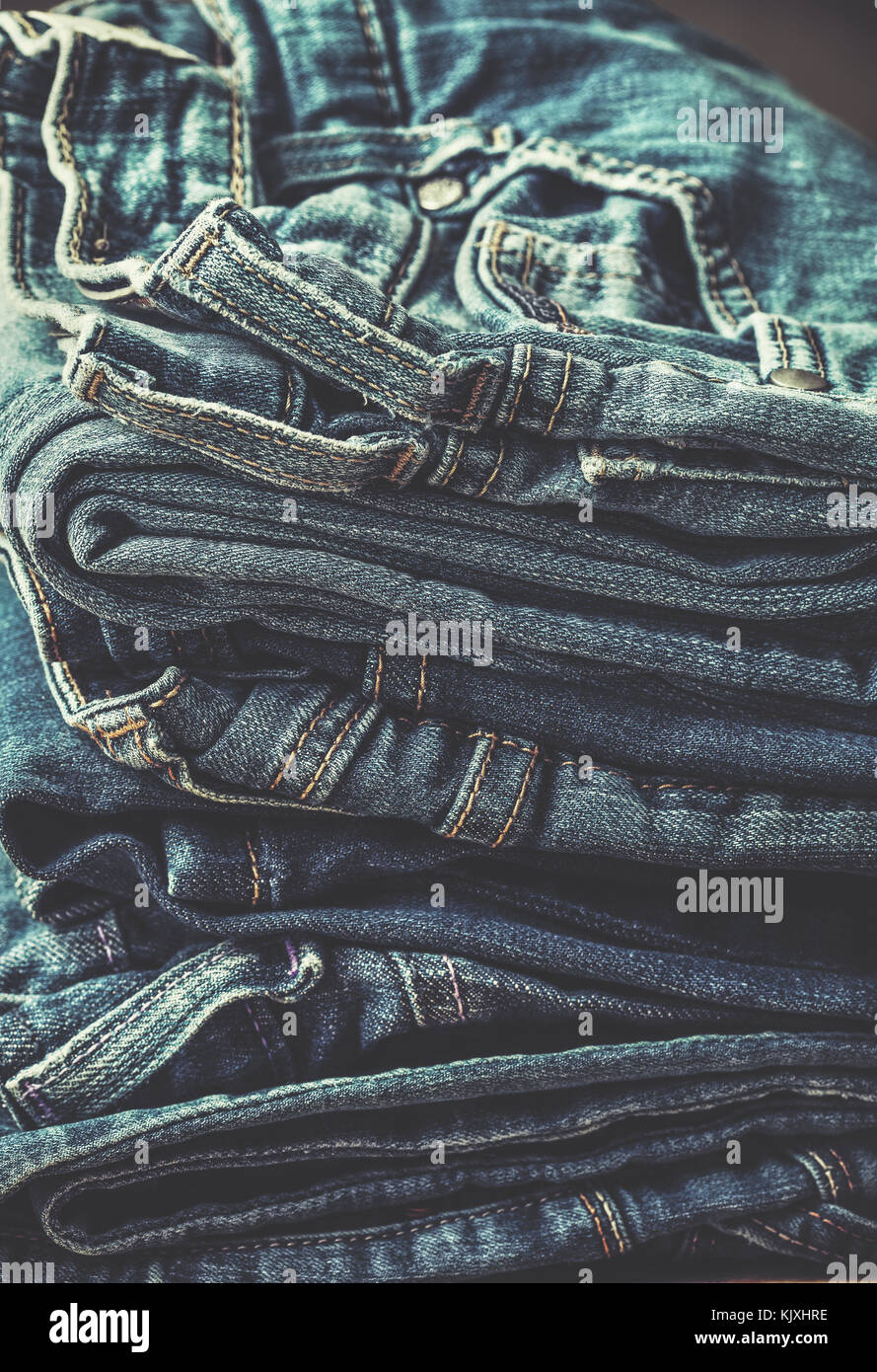 Pila di jeans in stile vintage. tonificante Foto Stock