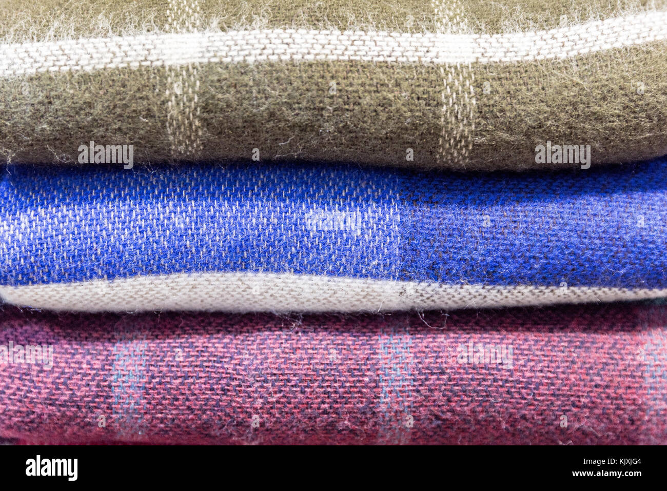 Tradizionale seta colorata ,testa cashmere sciarpe o scialli e tessuti  costituito da una pila di un background il bazaar stallo in Istanbul,  Turchia Foto stock - Alamy