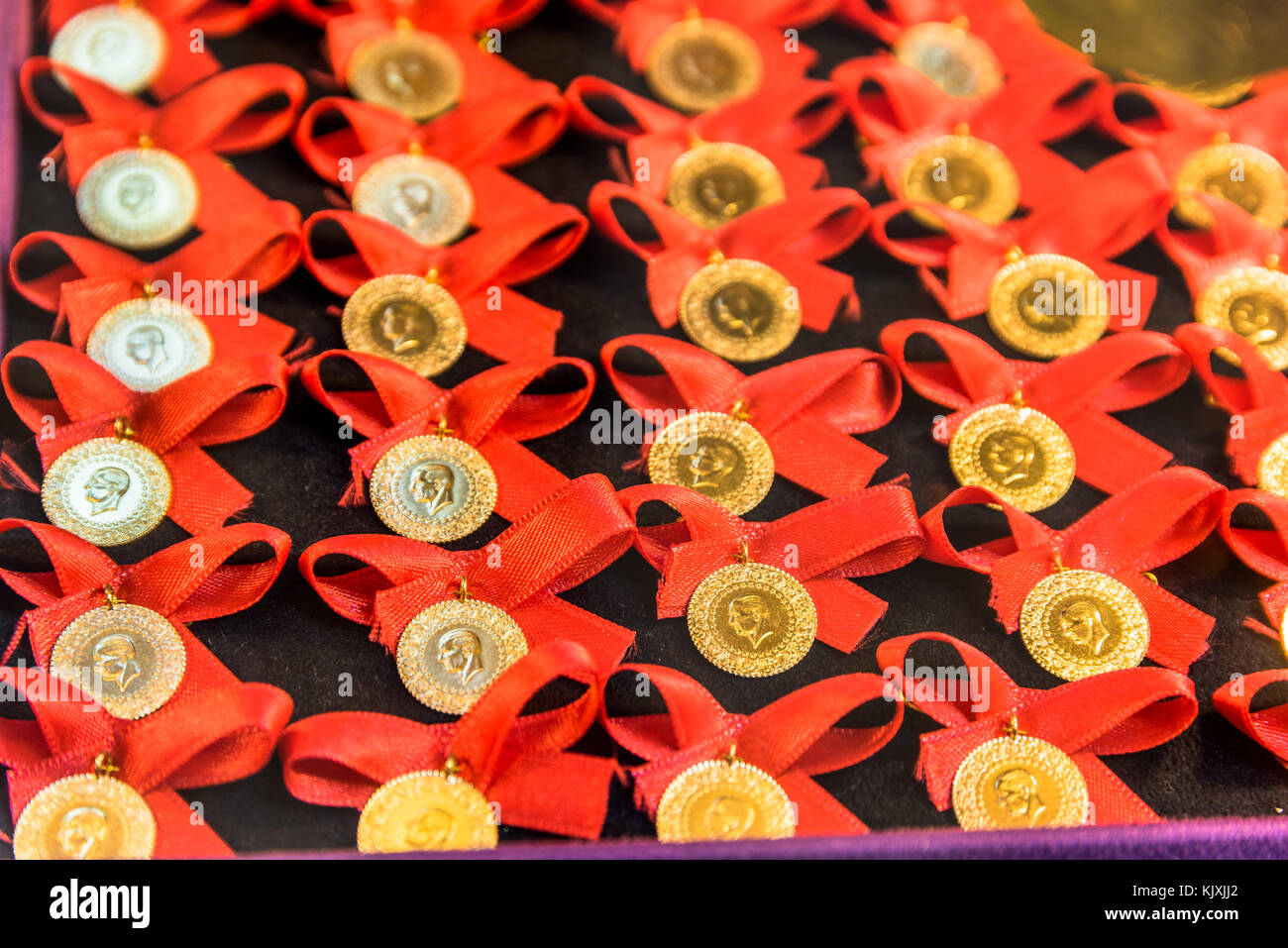 Molti quartiere turco e piena di monete d'oro sul merchant con nastri di colore rosso per la vendita Foto Stock