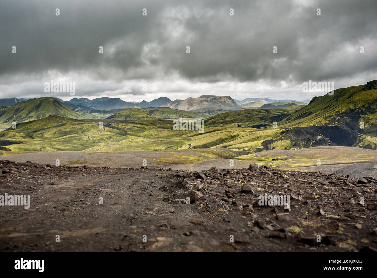 La F28 road, noto come Fjallabak via, attraversa la regione del Landmannalaugar montagne nel sud dell'Islanda Foto Stock