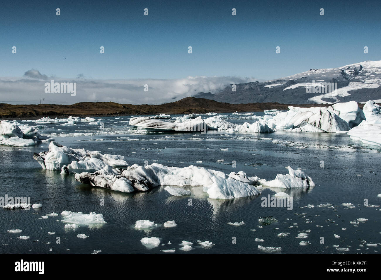 Gruppi di iceberg deriva sul lago laguna formata dalla fusione del ghiacciaio di Jokulsarlon Foto Stock