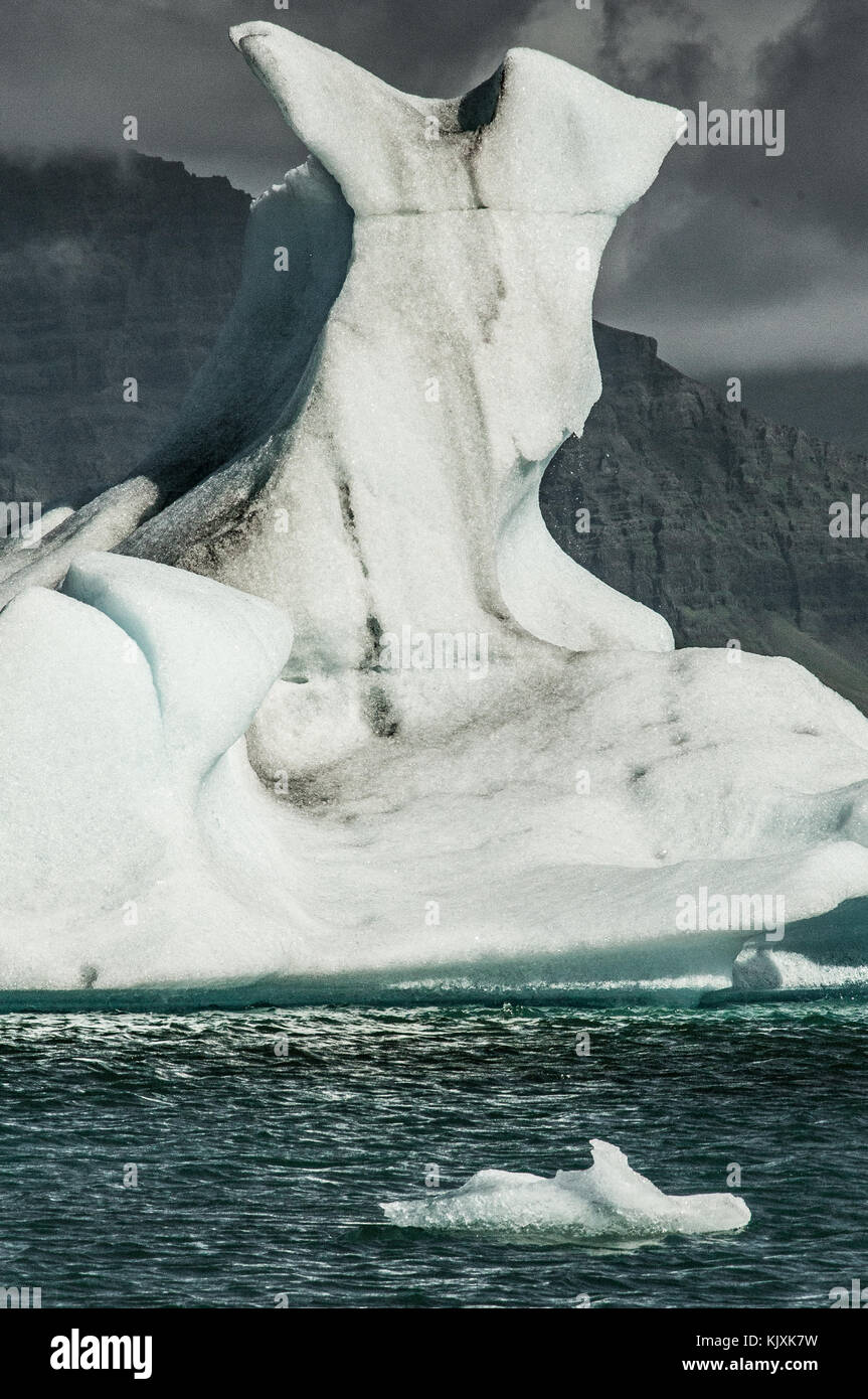 Gruppi di iceberg deriva sul lago laguna formata dalla fusione del ghiacciaio di Jokulsarlon Foto Stock