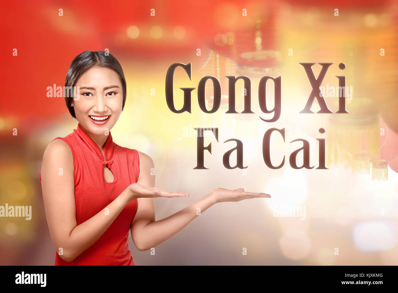 Sorridente donna cinese abito con cheongsam con "Gong Xi Fa Cai' messaggio Foto Stock