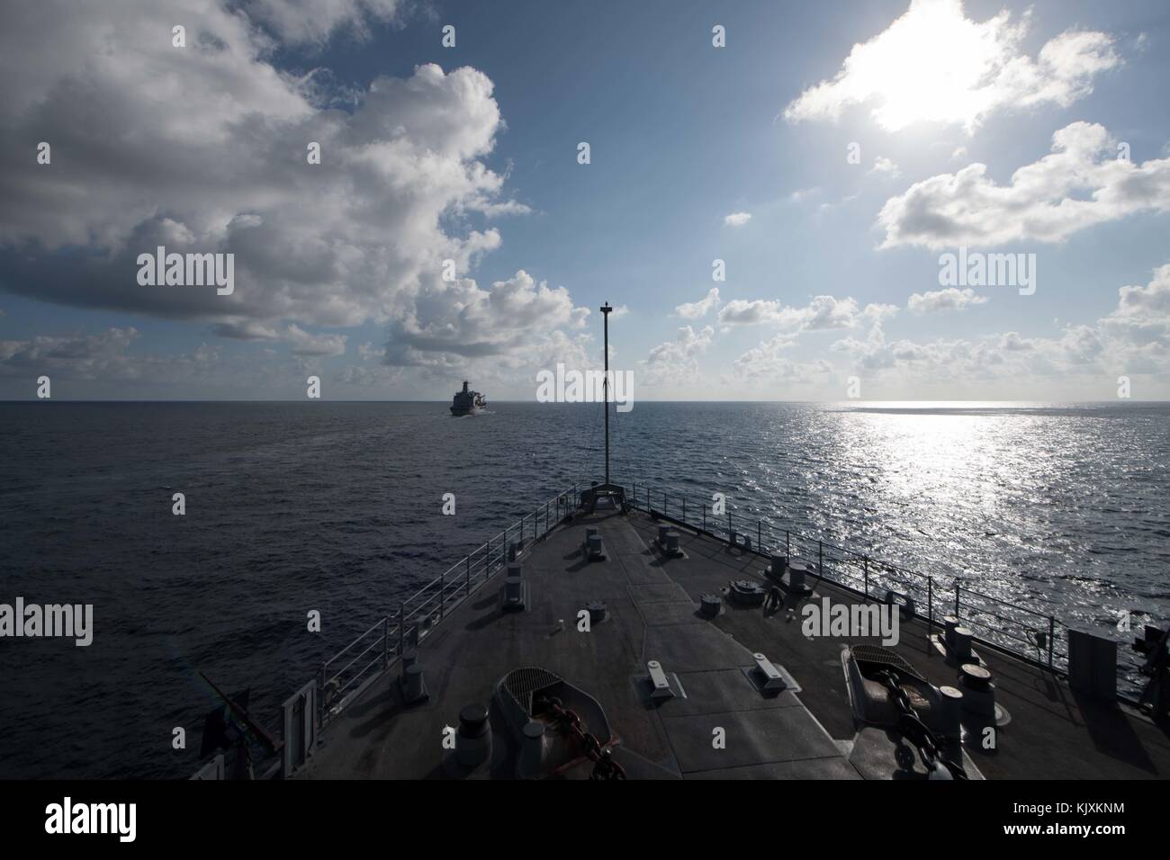 Il dock di anfibio sbarco nave USS Pearl Harbor (LSD 52) si prepara a venire insieme Foto Stock