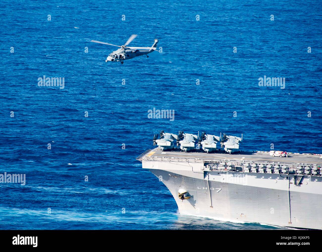 Un MH-60S Sea Hawk attaccata al mare in elicottero Combat Squadron 28 si toglie dal ponte di volo dell'assau anfibio Foto Stock