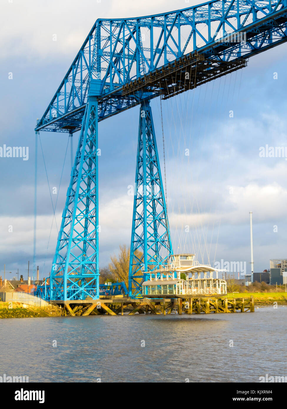 Gondola sul grado 2 elencati Transporter Bridge over Tees a Middlesbrough in avvicinamento alla banca del Nord Foto Stock