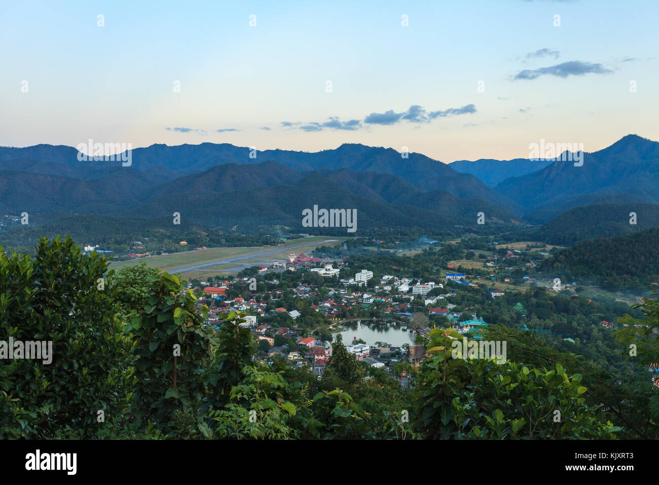 Mae Hong Son città nel nord della Thailandia dal famoso punto di vista durante il tramonto. Foto Stock