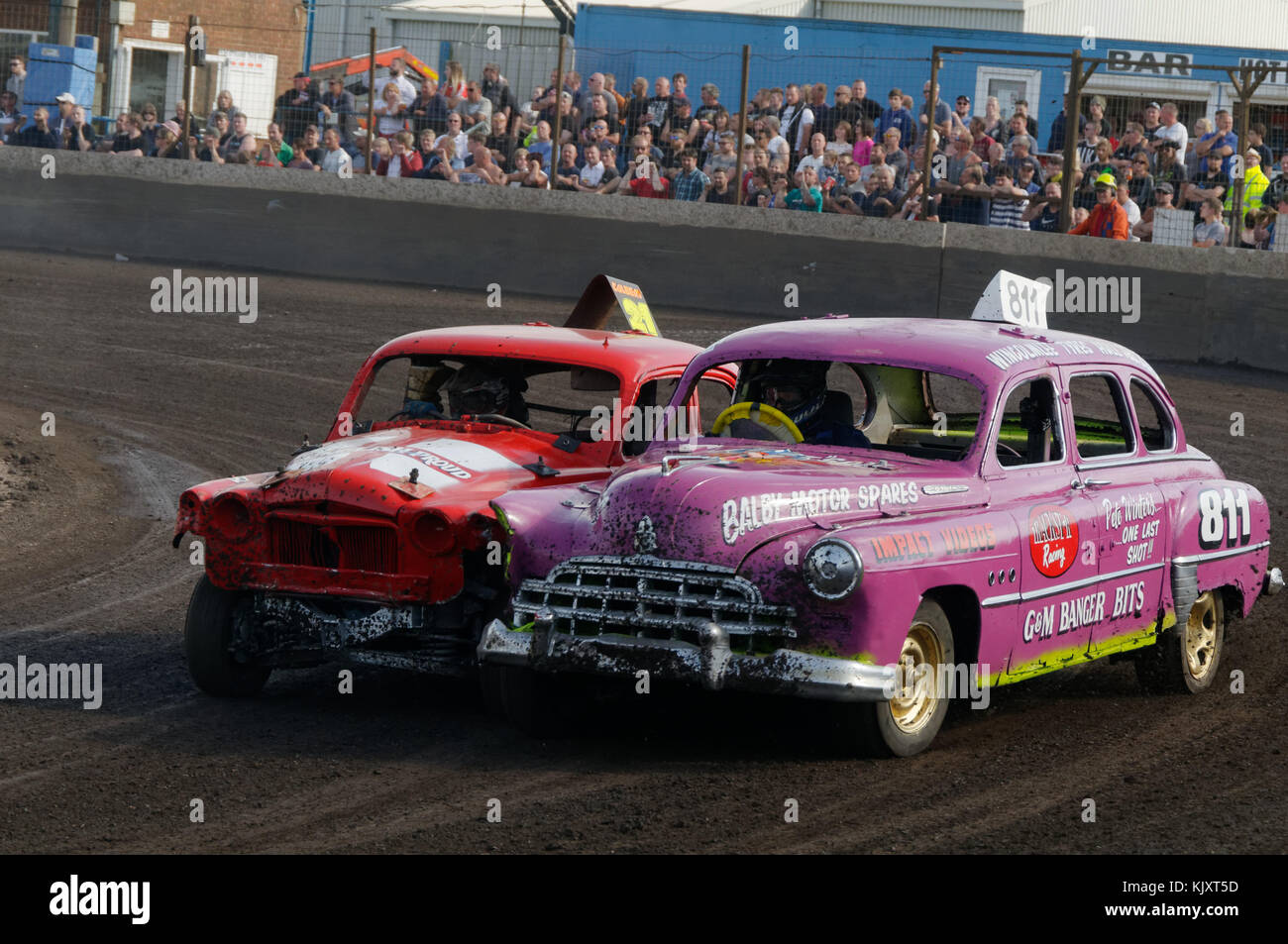 Gara banger racing racers demolition Destruction Derby derbies auto crash crash auto automobili stock gare bangers rottami vecchi junk Foto Stock