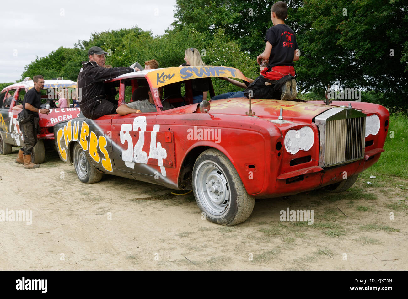 Gara banger racing racers demolition Destruction Derby derbies auto crash crash auto automobili stock gare bangers rottami vecchi junk Foto Stock