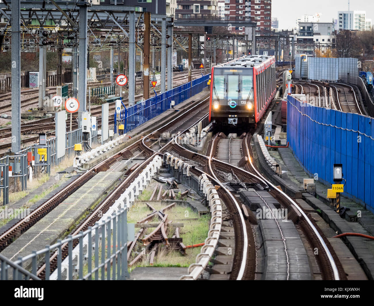 Treni DLR - Londra Dockland Light Railway treno proveniente in a Tower Gateway Station di Londra Foto Stock