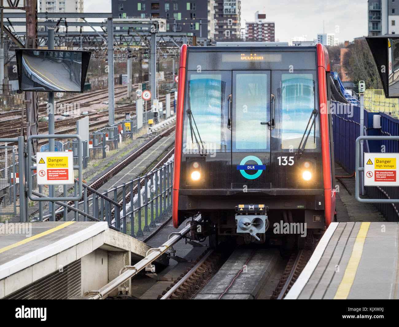 Treni DLR - Londra Dockland Light Railway treno proveniente in a Tower Gateway Station di Londra Foto Stock
