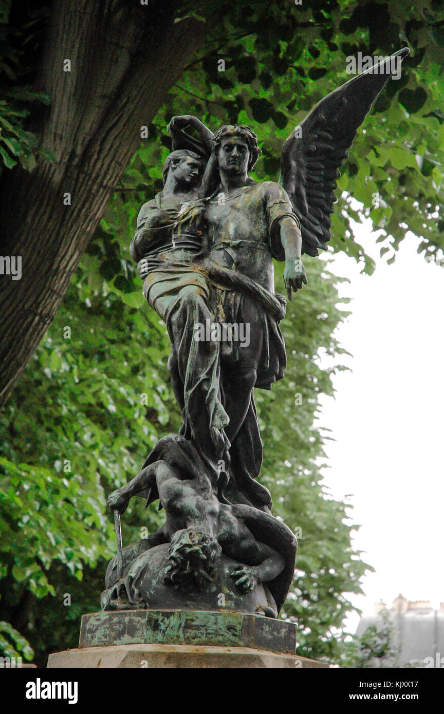 Statua di San Michele al cimitero di Père Lachaise di Parigi, Francia Foto Stock