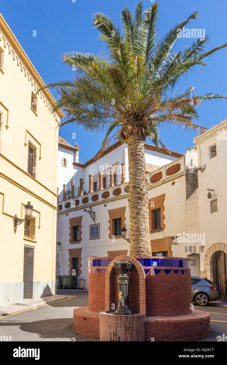Fontana e il palm tree in Plaça de l'Ajuntament, Sitges, Spagna Foto Stock