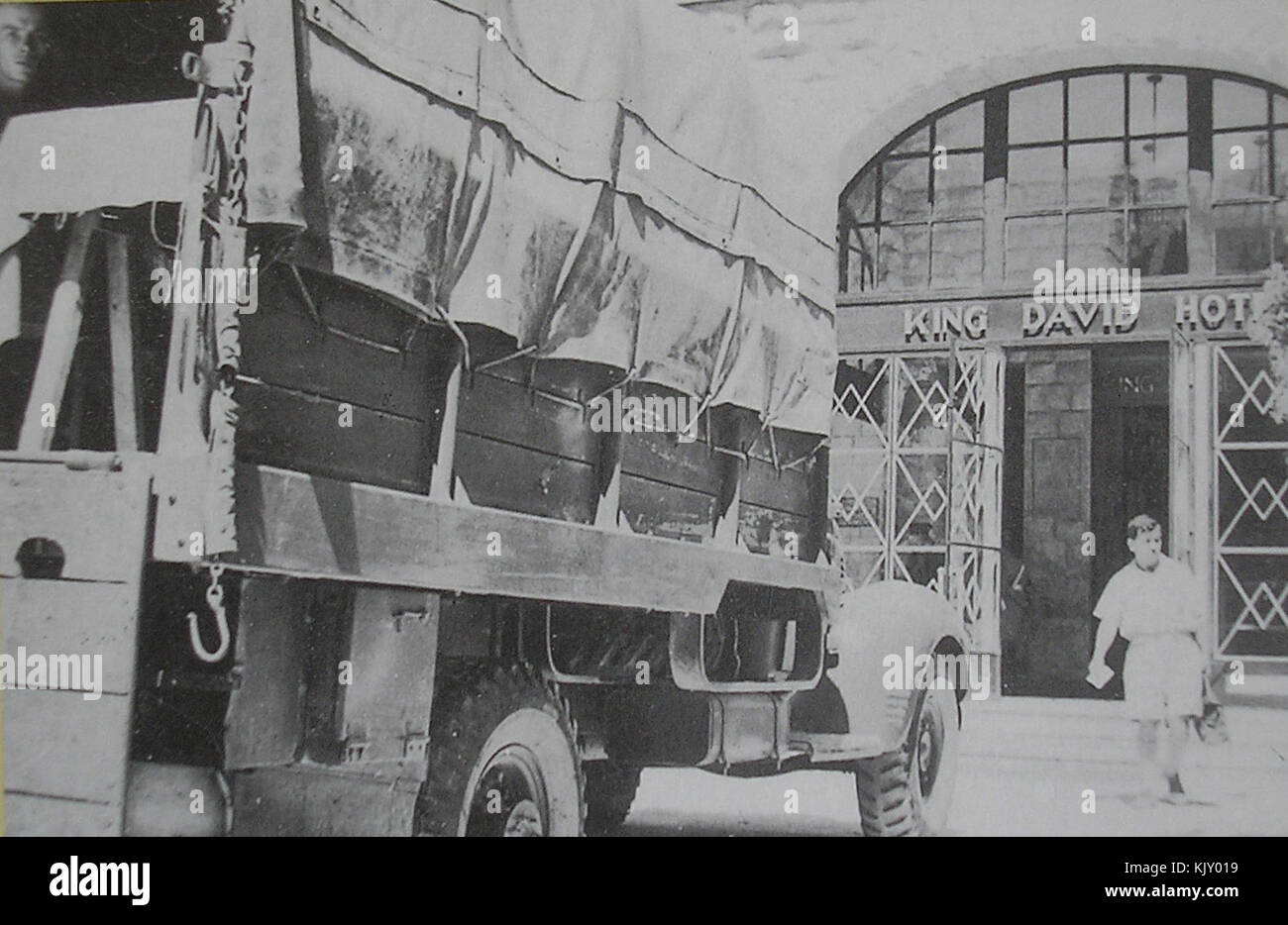 Questa fotografia cattura la partenza di una nave britannica, probabilmente da un porto. L'immagine può riflettere una partenza militare o civile storica, anche se dettagli specifici sul contesto non sono chiari. Foto Stock