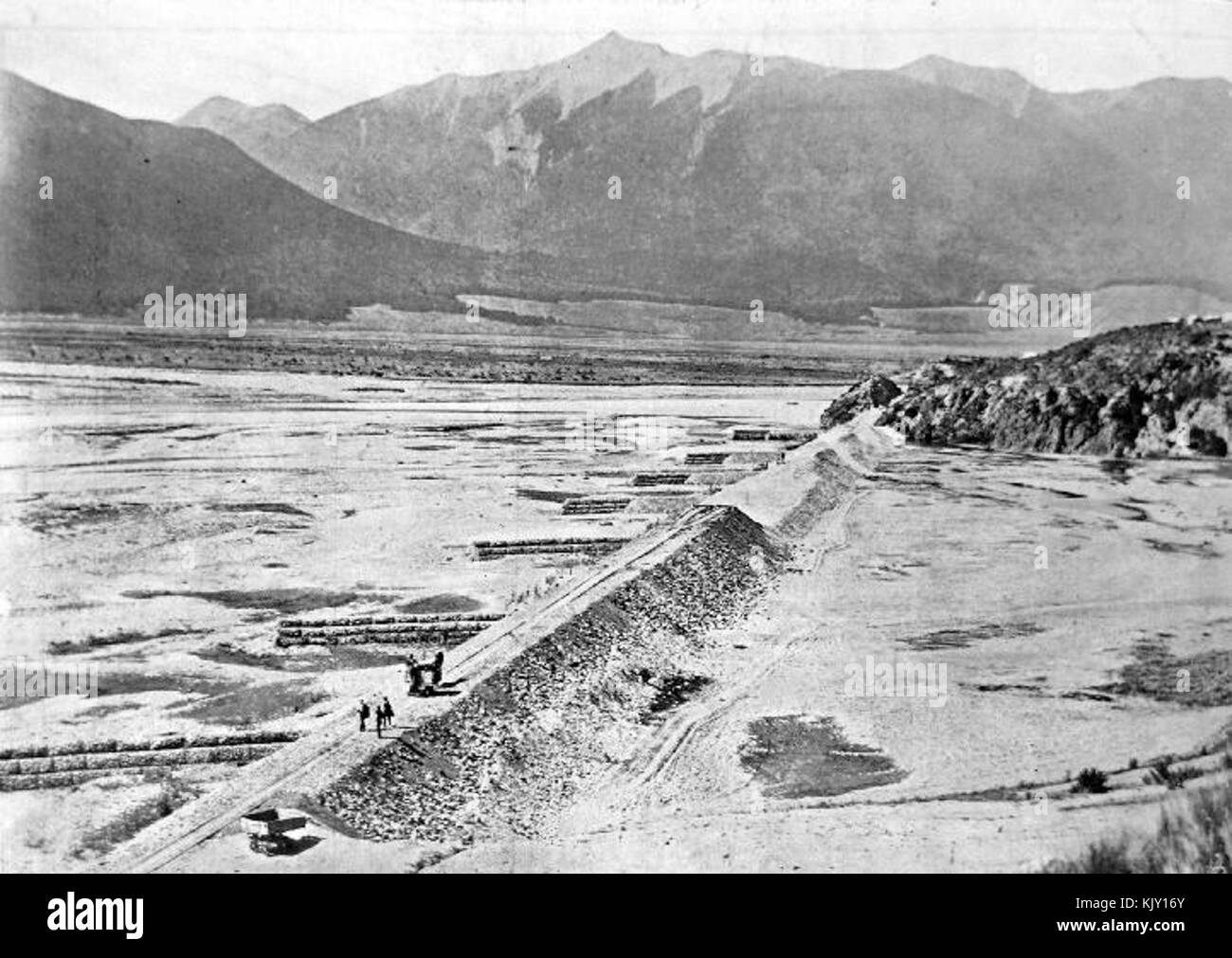 Questa didascalia si riferisce allo sviluppo e alla costruzione della Midland Railway, in particolare due miglia dopo la città di Cass, indicando l'espansione delle infrastrutture e lo sviluppo delle ferrovie. Foto Stock