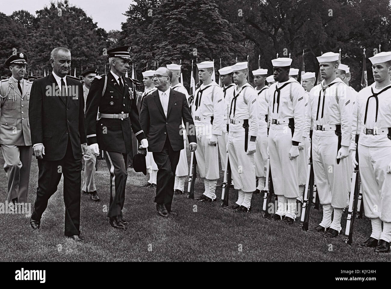 Levi Eshkol e il presidente Johnson con la guardia d'onore 1964 Foto Stock
