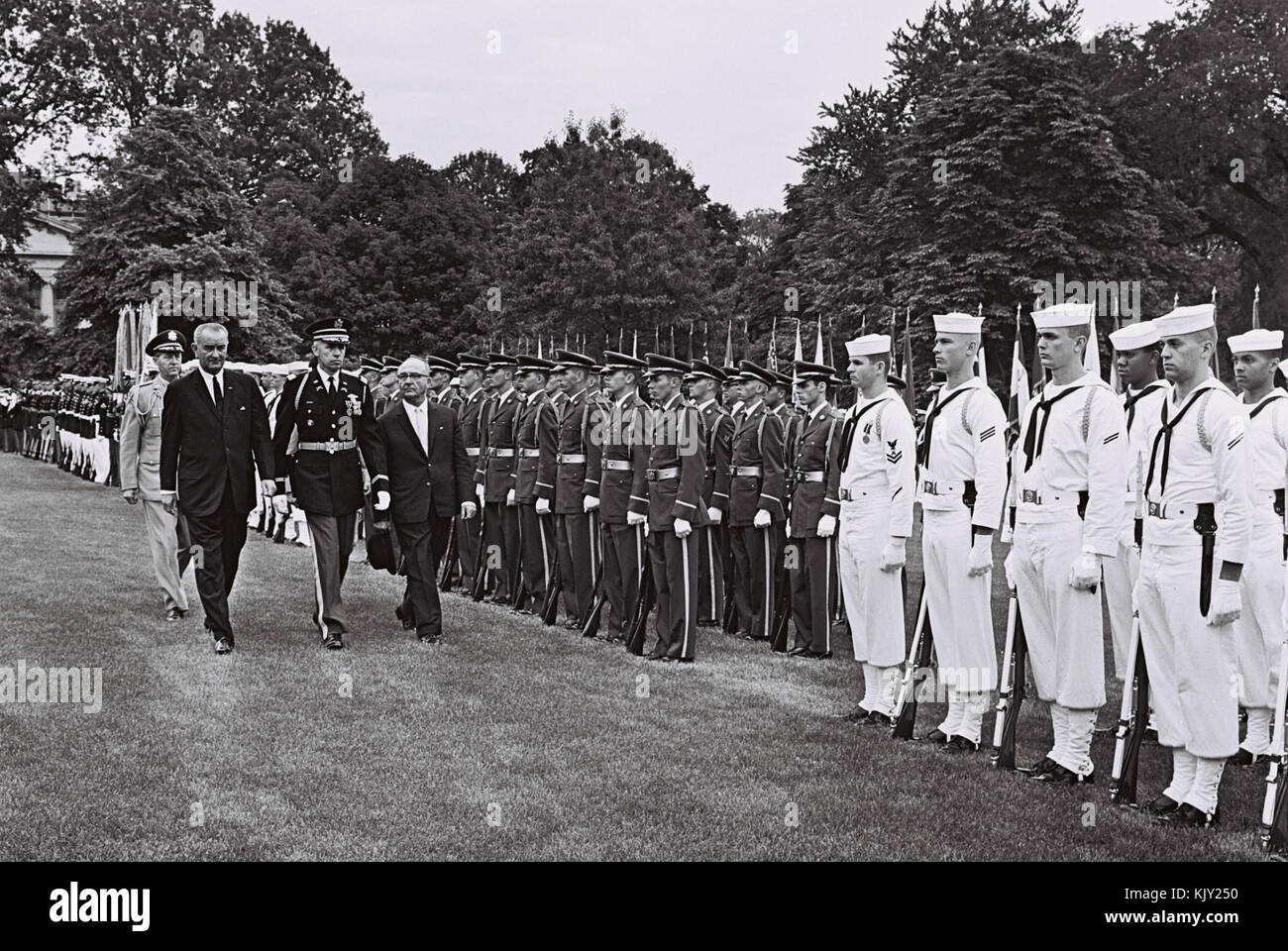 Levi Eshkol e il presidente Johnson con la guardia d'onore 1964a Foto Stock
