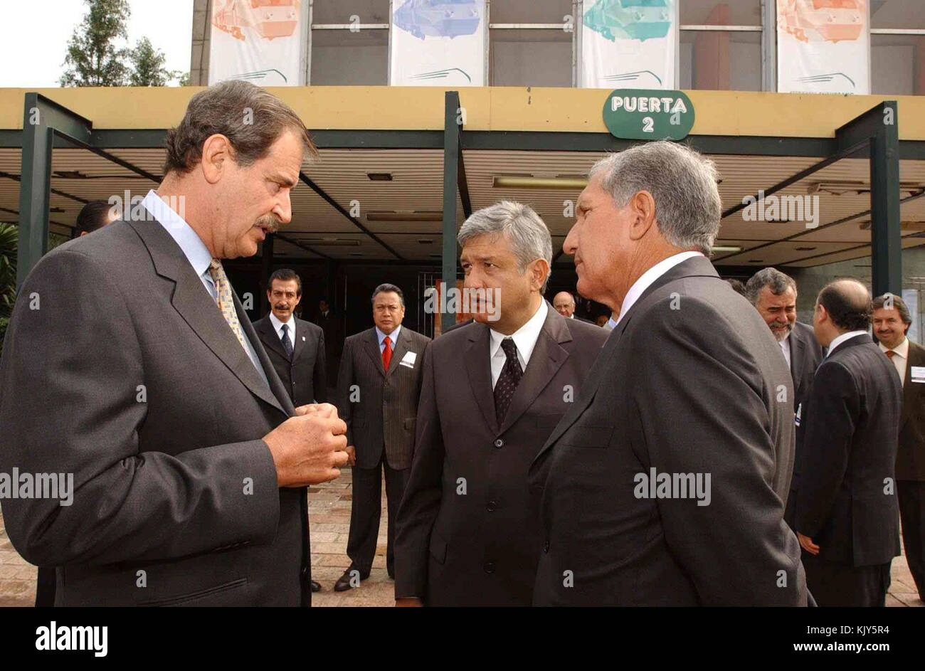 Fox, Lopez Obrador e Montiel si riferiscono a figure politiche della storia messicana. Questi nomi sono associati a politici di spicco che hanno ricoperto posizioni significative nel panorama politico messicano. Hanno svolto un ruolo importante nei cambiamenti politici del Messico durante il XX e il XXI secolo. Foto Stock