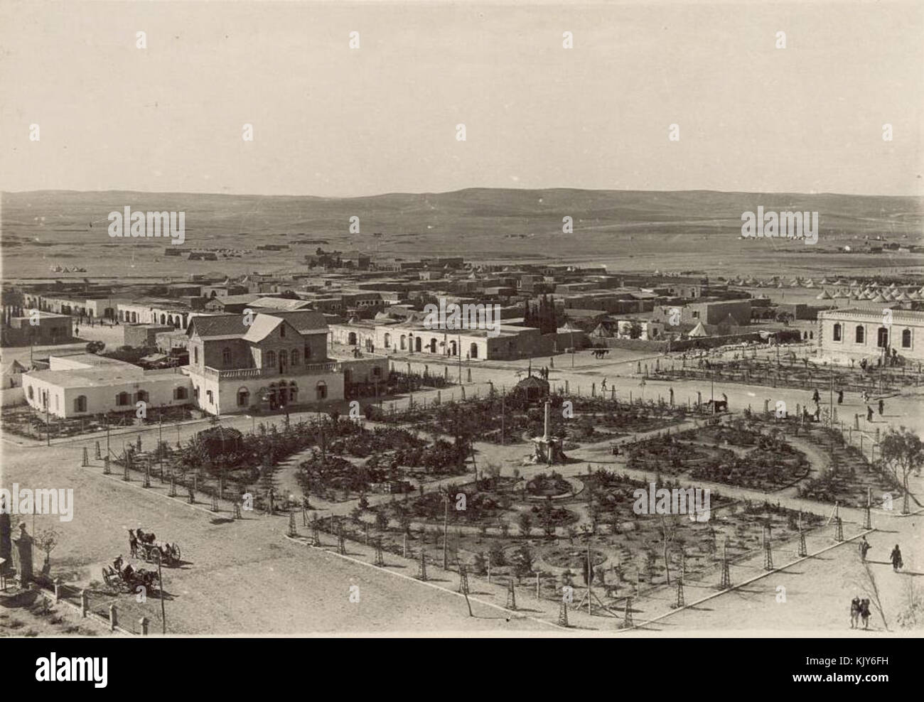 Questa immagine storica raffigura la battaglia di Beersheba durante la prima guerra mondiale, un evento chiave nella campagna del Sinai e della Palestina. La battaglia fu combattuta tra Australian Light Horse e l'Impero Ottomano il 31 ottobre 1917, con una significativa vittoria alleata. Foto Stock