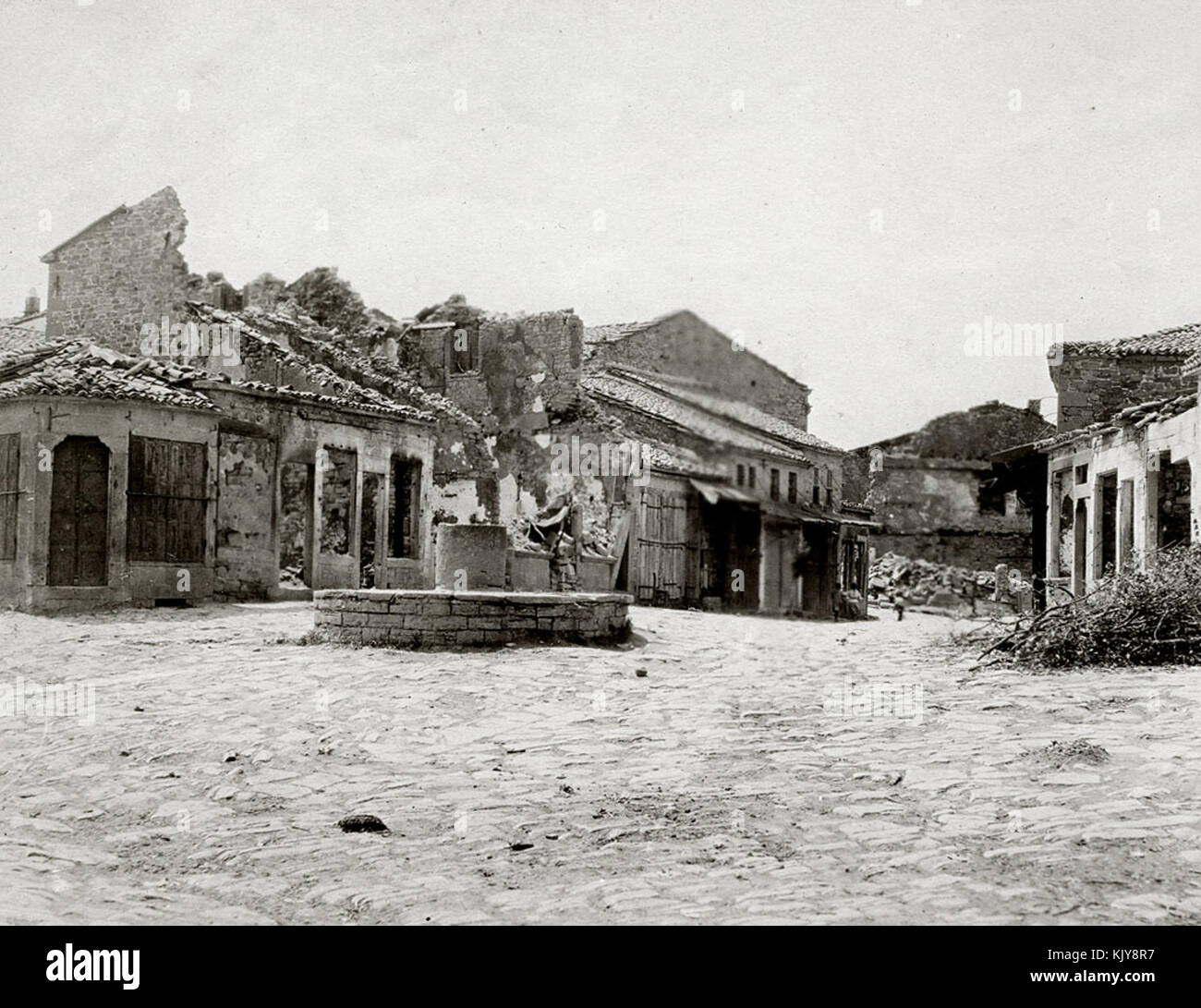 L'immagine rappresenta un villaggio saccheggiato e distrutto durante la prima guerra balcanica, che ebbe luogo tra il 1912 e il 1913. La guerra coinvolse diversi stati balcanici che combattevano contro l'Impero ottomano, portando a una significativa distruzione nelle aree colpite. Foto Stock