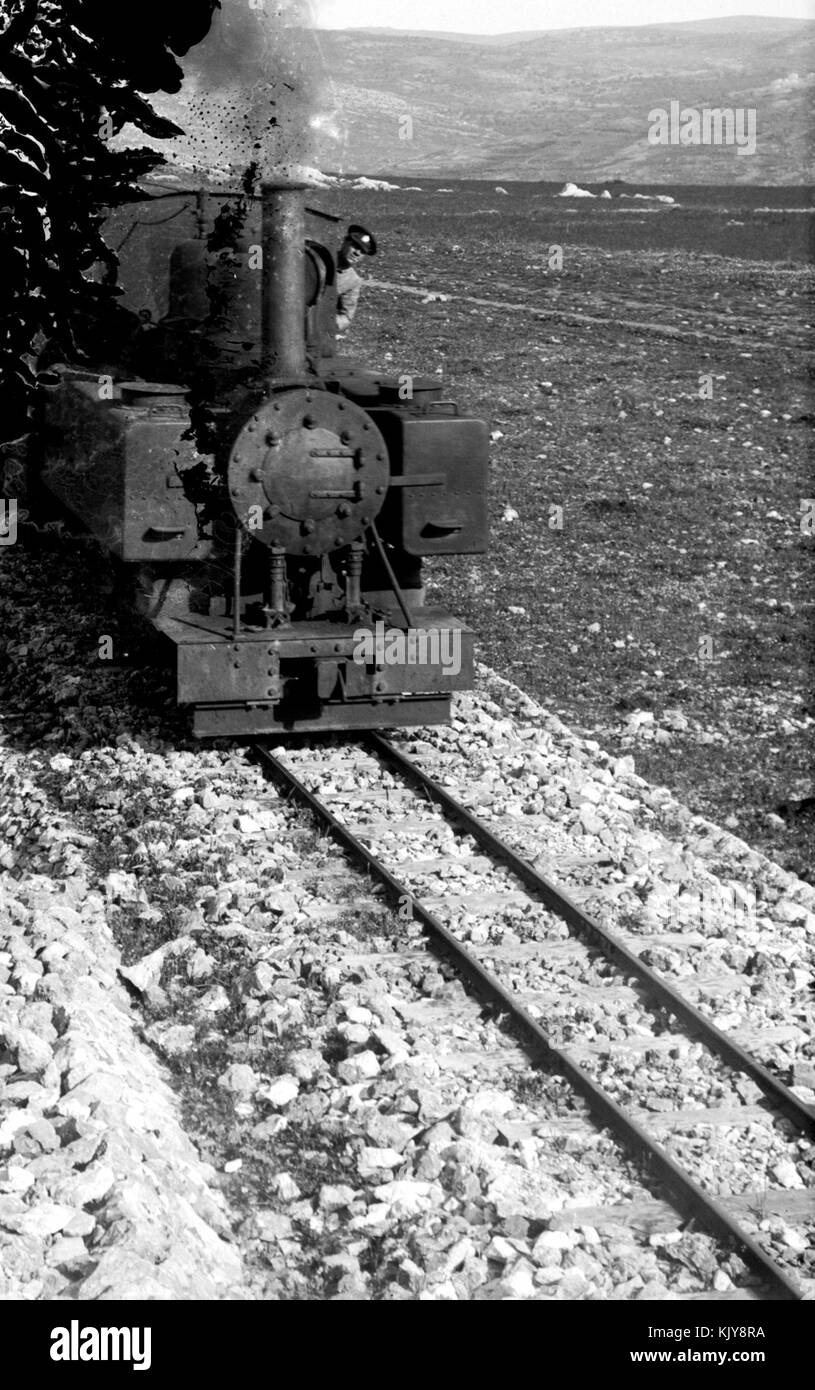 Vista posteriore del treno militare la curvatura intorno a via vicino alla tomba di giudici, 1918.III Foto Stock