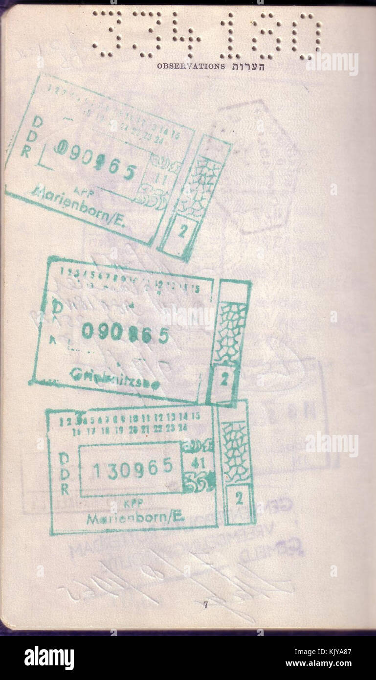 Questa immagine mostra i francobolli del valico di frontiera Est-Ovest di Berlino in un passaporto israeliano, che riflette il periodo della Guerra fredda e la divisione della Germania. I francobolli rappresentano le complesse tensioni geopolitiche dell'epoca, in particolare per quanto riguarda le restrizioni di viaggio durante l'era del muro di Berlino. Foto Stock