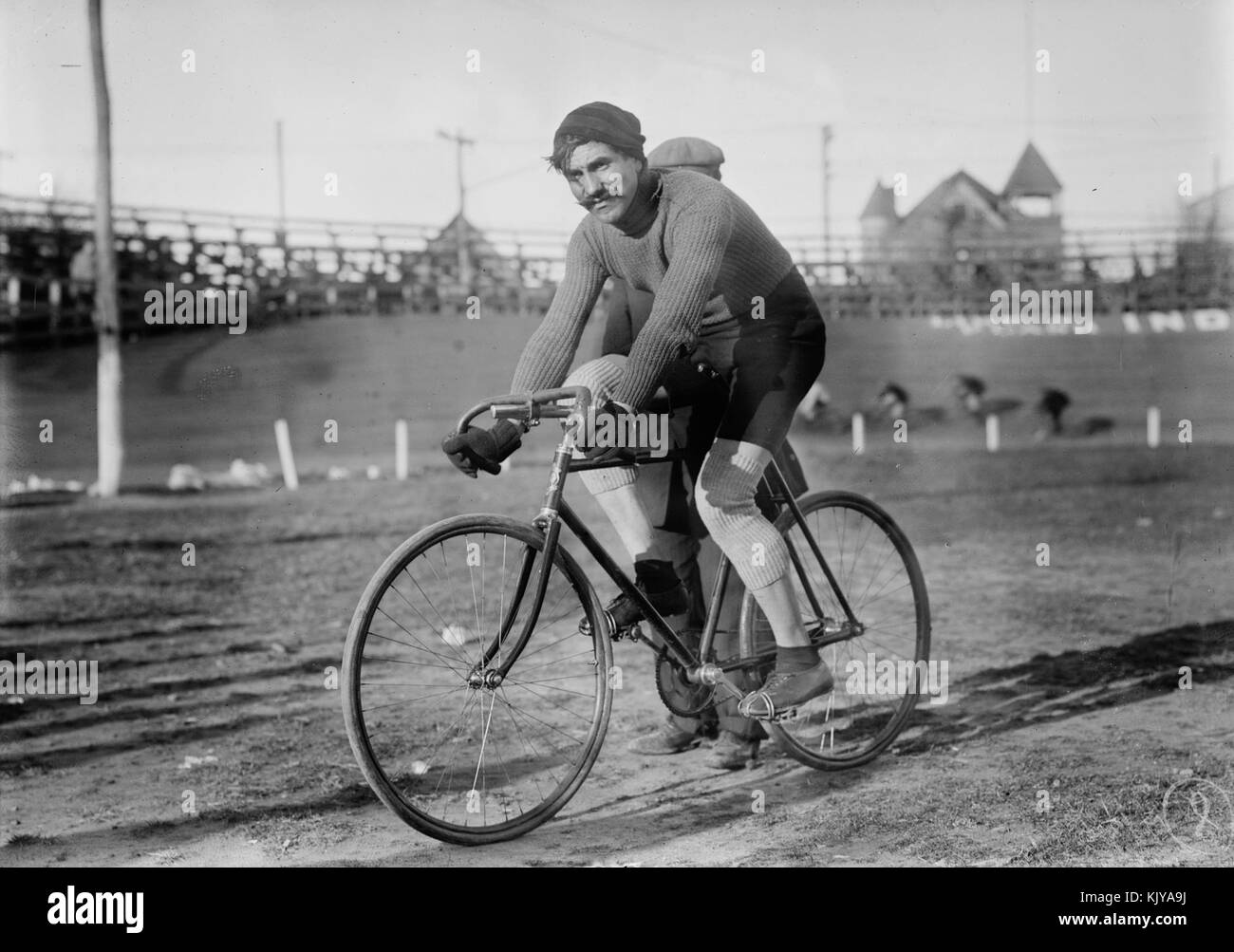 Achille Germain (1884–1938) è stato un ciclista su strada francese. Fu attivo tra il 1901 e il 1910 e partecipò al Tour de France del 1908. Germain ha ottenuto successo sia nelle corse su strada che nelle gare di sei giorni a New York nel 1909. Foto Stock