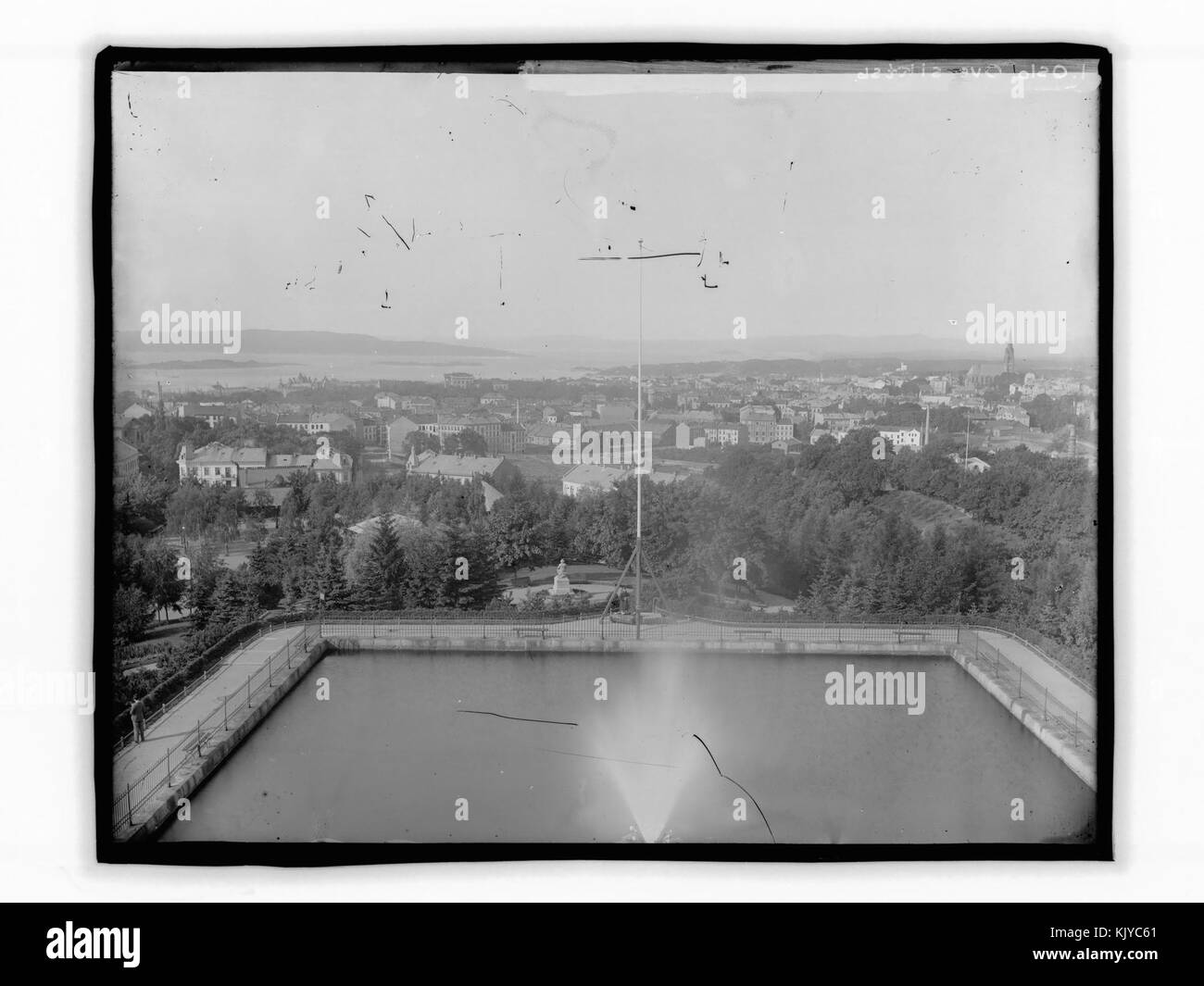 Questa immagine storica di St. Hanshaugen a Oslo offre una vista panoramica a sud-ovest, che mostra il paesaggio, l'architettura e lo sviluppo urbano della città nel tempo. Foto Stock