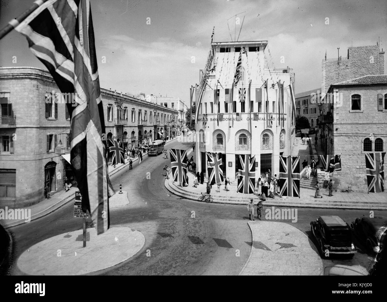 Una fotografia che cattura le celebrazioni della giornata della Vittoria in Europa (V.E.) fuori dalla Barclay's Bank nel 1945. Mostra folle che gioiscono per le strade alla fine della seconda guerra mondiale in Europa. Foto Stock