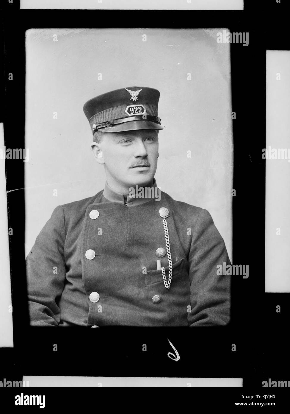 Questo ritratto cattura una persona in uniforme, probabilmente da un contesto storico o militare, offrendo uno sguardo sulle uniformi passate e sul loro ruolo nella società. Foto Stock