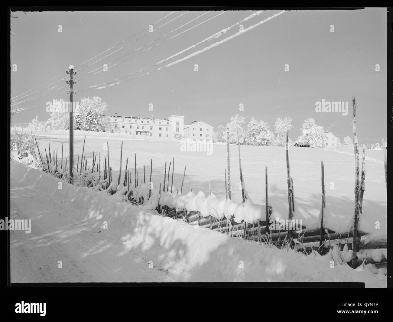 Questa illustrazione del paesaggio invernale presenta una vista nostalgica di un hotel e di un rifugio sciistico in un'epoca passata. L'immagine evoca i ricordi degli inverni passati, con particolare attenzione al turismo invernale e agli scenari architettonici storici. Foto Stock