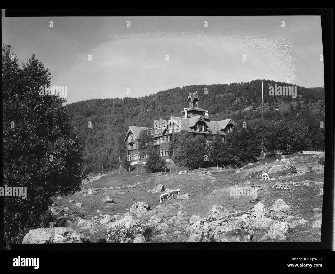 Questa foto cattura una vista storica di Maristuen, offrendo uno sguardo al passato con la sua estetica vintage e il suo significato storico come sito culturale. Foto Stock