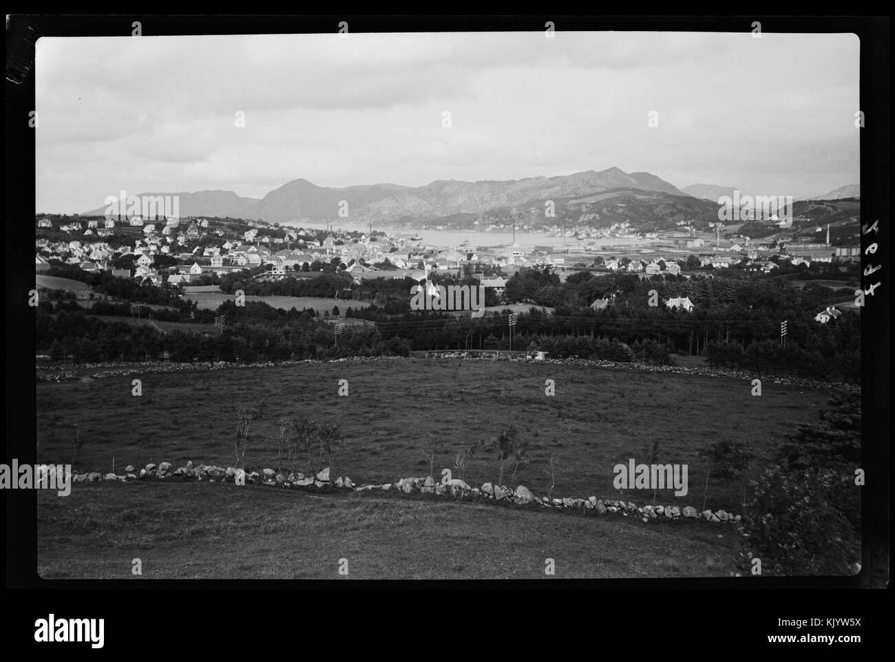 Questa immagine mostra una fotografia di Sandnes, Norvegia, scattata il 3 giugno 2015. Cattura un momento in città, mettendo in evidenza l'architettura e il paesaggio della regione durante quel periodo, contribuendo alla registrazione visiva storica della zona. Foto Stock