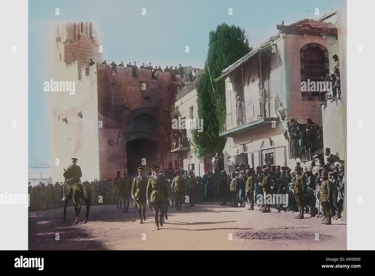 Generale Inglese EDMOND ALLENBY, che conquistarono Gerusalemme dall'impero ottomano, la revisione di una guardia d'onore di soldati britannici in Gerusalemme la città vecchia.D638 028 Foto Stock