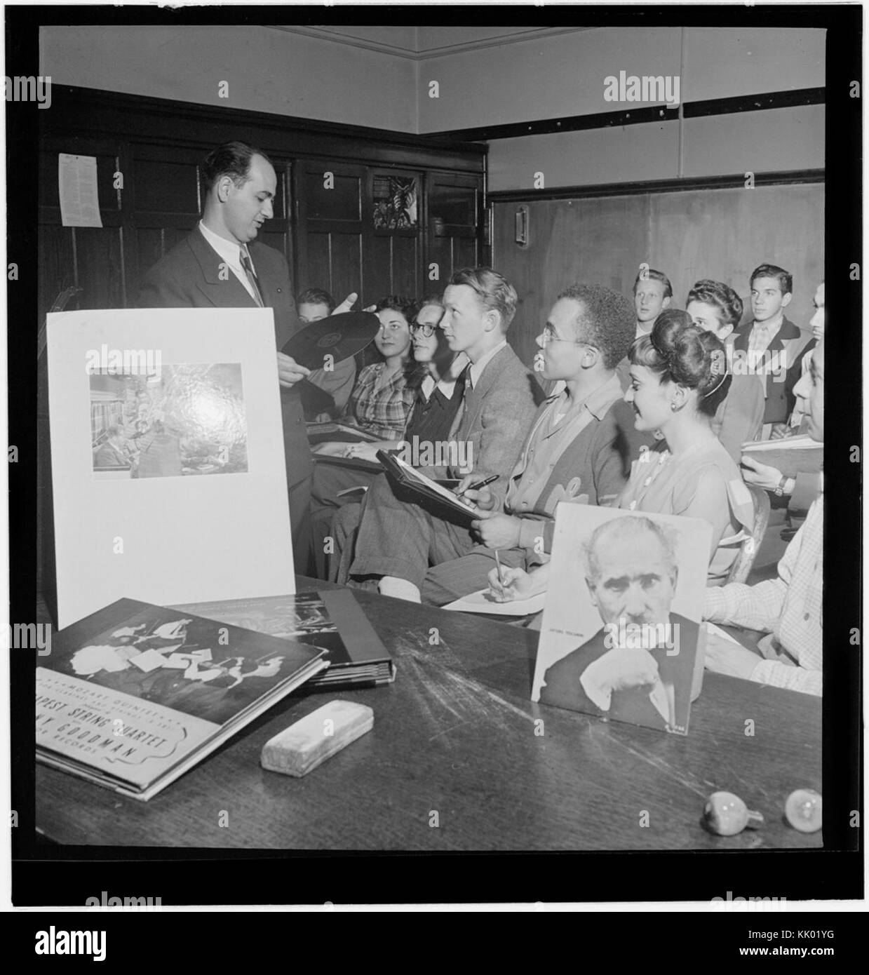 Una fotografia del 1947 di Arthur Aaron che insegna alla Metropolitan Vocational High School di New York City, catturando pratiche educative post-belliche. Foto Stock
